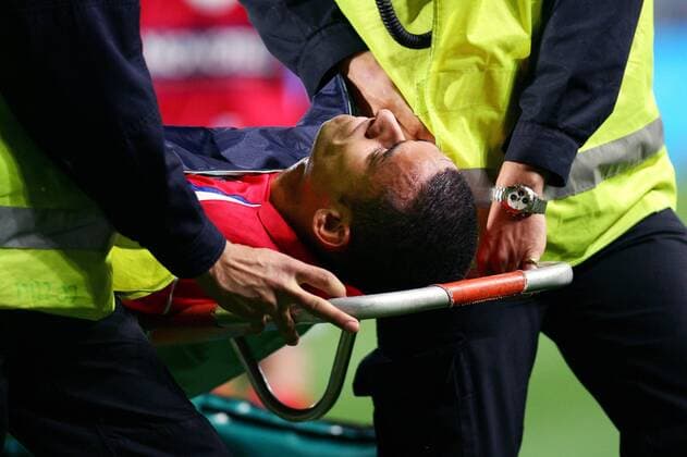 Fred (Lyon) wird verletzt vom Platz getragen -  (pan16840) Fußball Herren Ligue 1 2006 2007, 1. Französische Liga, Olympique Lyonnais, OL Einzelbild Marseille Fußball Herren Ligue 1 2006 2007, 1. Französische Liga, Olympique Lyonnais, OL Einzelbild Marseille  