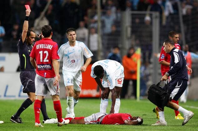 Schiedsrichter Bertrand Layec zeigt Taye Taiwo (Marseille, 4.v.re.) nach einem Foul an Florent Malouda (Lyon, am Boden) die Rote Karte -  (pan16840) Fußball Herren Ligue 1 2006 2007, 1. Französische Liga, Olympique Marseille - Olympique Lyonnais 1:4, OL, OM, Gruppe Marseille Fußball Herren Ligue 1 2006 2007, 1. Französische Liga, Olympique Marseille - Olympique Lyonnais 1:4, OL, OM, Gruppe Marseille  