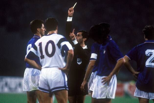 FIFA Schiedsrichter Edgardo Codesal Mendez (Mexiko) zeigt Riccardo Ferri (Italien, li.) die Gelbe Karte, daneben u.a. Peter Vermes (USA, 2.v.li.) Fußball Länderspiel Herren WM 1990, Nationalmannschaft, Nationaltrikot, Gruppe A, Italien - USA 1:0 Gruppe Rom Fußball Länderspiel Herren WM 1990, Nationalmannschaft, Nationaltrikot, Gruppe A, Italien - USA 1:0 Gruppe Rom