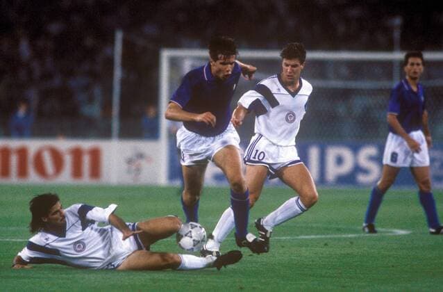 Nicola Berti (Italien, Mitte) wird von Marcelo Balboa (li.) zu Fall gebracht, daneben Paul Caligiuri (beide USA) Fußball Länderspiel Herren WM 1990, Nationalmannschaft, Nationaltrikot, Gruppe A, Italien - USA 1:0 Gruppe Rom Dynamik, Kampf, Fußball Länderspiel Herren WM 1990, Nationalmannschaft, Nationaltrikot, Gruppe A, Italien - USA 1:0 Gruppe Rom Dynamik, Kampf,