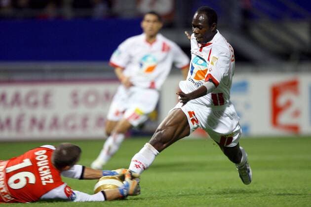 Tosin Dosunmu (Nancy, re.) gegen Torwart Nicolas Douchez (Toulouse) -  (pan16896) Fußball Herren Coupe de la Ligue 2006 2007, Französischer Ligapokal, AS Nancy Lorraine - Toulouse FC 2:1 Gruppe Nancy Dynamik, Abwehr, Fußball Herren Coupe de la Ligue 2006 2007, Französischer Ligapokal, AS Nancy Lorraine - Toulouse FC 2:1 Gruppe Nancy Dynamik, Abwehr,  