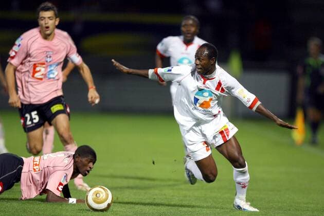 Tosin Dosunmu (Nancy, re.) und Mohamed Fofana (Toulouse) -  (pan16896) Fußball Herren Coupe de la Ligue 2006 2007, Französischer Ligapokal, AS Nancy Lorraine - Toulouse FC 2:1 Gruppe Nancy Dynamik, Fußball Herren Coupe de la Ligue 2006 2007, Französischer Ligapokal, AS Nancy Lorraine - Toulouse FC 2:1 Gruppe Nancy Dynamik,  