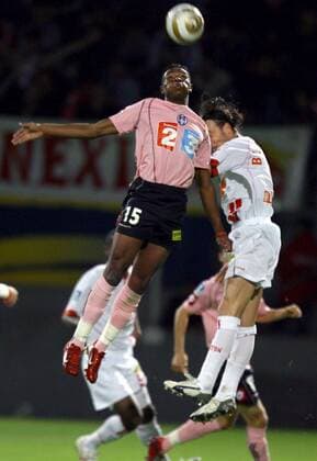 Jean Louis Akpa Akpro (Toulouse, li.) gegen Frederic Biancalani (Nancy) -  (pan16896) Fußball Herren Coupe de la Ligue 2006 2007, Französischer Ligapokal, AS Nancy Lorraine - Toulouse FC 2:1 Gruppe Nancy Dynamik, Höhe, Fußball Herren Coupe de la Ligue 2006 2007, Französischer Ligapokal, AS Nancy Lorraine - Toulouse FC 2:1 Gruppe Nancy Dynamik, Höhe,  