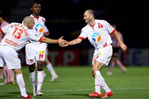 Damian Macaluso (li.) und Cedric Lecluse - shakehands, Andre Luiz (alle Nancy) schaut zu -  (pan16896) Fußball Herren Coupe de la Ligue 2006 2007, Französischer Ligapokal, AS Nancy Lorraine Gruppe Nancy Freude, Fußball Herren Coupe de la Ligue 2006 2007, Französischer Ligapokal, AS Nancy Lorraine Gruppe Nancy Freude,  