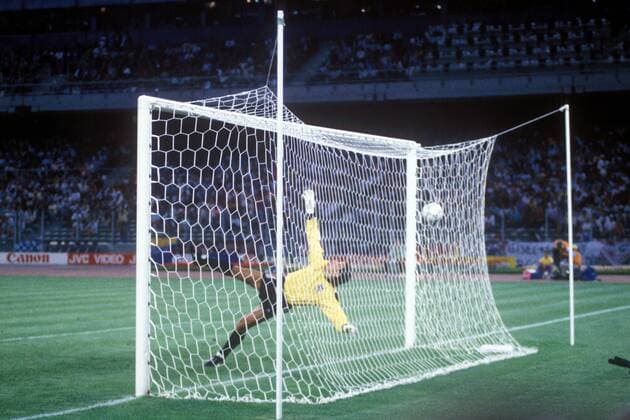 Torwart Peter Shilton (England) streckt sich vergeblich nach dem Ball - Tor zum 1:0 Fußball Länderspiel Herren WM 1990, Nationalmannschaft, Nationaltrikot, Halbfinale Totale Turin Abwehr, Dynamik, Fußball Länderspiel Herren WM 1990, Nationalmannschaft, Nationaltrikot, Halbfinale Totale Turin Abwehr, Dynamik,