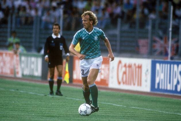 Andreas Brehme (BR Deutschland) am Ball Fußball Länderspiel Herren WM 1990, Nationalmannschaft, Nationaltrikot, Halbfinale, BRD Einzelbild Turin Fußball Länderspiel Herren WM 1990, Nationalmannschaft, Nationaltrikot, Halbfinale, BRD Einzelbild Turin