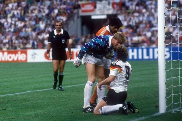 Heftige Diskussionen - Torwart Hans van Breukelen (Niederlande) schreit dem am Boden knienden Rudi Völler (BR Deutschland) heftig seine Meinung ins Gesicht, dahinter Frank Rijkaard (Niederlande) Fußball Länderspiel Herren WM 1990, Nationalmannschaft, Nationaltrikot, Achtelfinale, BRD, Holland 2:1 Gruppe Mailand Wut, Überlegenheit, Spannung, Fußball Länderspiel Herren WM 1990, Nationalmannschaft, Nationaltrikot, Achtelfinale, BRD, Holland 2:1 Gruppe Mailand Wut, Überlegenheit, Spannung,