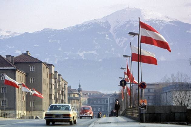Olympiastadt Innsbruck - Beflaggung am Straßenrand mit der österreichischen Nationalfahne und der Fahne vom Bundesland Tirol in abwechselnder Reihenfolge OS Winter Olympische Spiele 1976, Winterspiele, Vdia Totale Innsbruck OS Winter Olympische Spiele 1976, Winterspiele, Vdia Totale Innsbruck