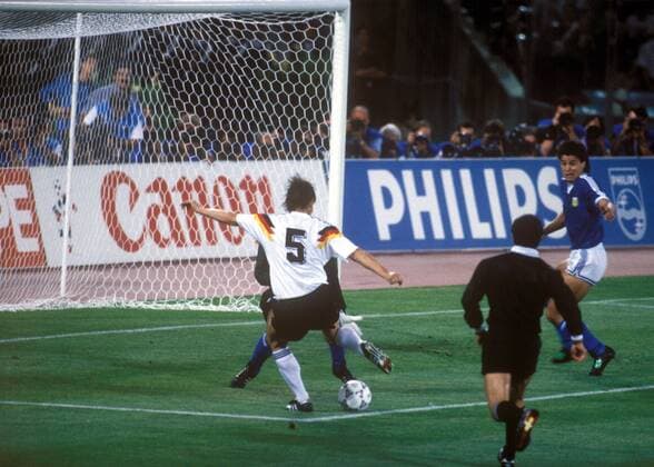 Klaus Augenthaler (BR Deutschland, 5) taucht völlig allein vor Torwart S. Goycochea (verdeckt) auf, daneben Jose Serrizuela (beide Argentinien) Fußball Länderspiel Herren WM 1990, Nationalmannschaft, Nationaltrikot, Finale, Endspiel Gruppe Rom Dynamik, Fußball Länderspiel Herren WM 1990, Nationalmannschaft, Nationaltrikot, Finale, Endspiel Gruppe Rom Dynamik,