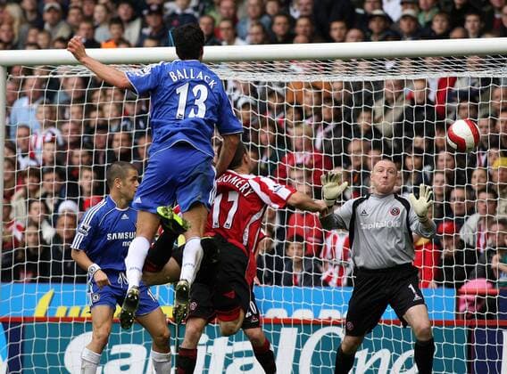 Michael Ballack (Chelsea, vorn) erzielt das Tor zum 0:2 gegen Torwart Patrick Kenny (Sheffield United) -  Fußball Herren English Premier League 2006 2007, 1. Englische Liga, Sheffield United FC - Chelsea FC London 0:2 Gruppe Sheffield Dynamik, Höhe, Fußball Herren English Premier League 2006 2007, 1. Englische Liga, Sheffield United FC - Chelsea FC London 0:2 Gruppe Sheffield Dynamik, Höhe,