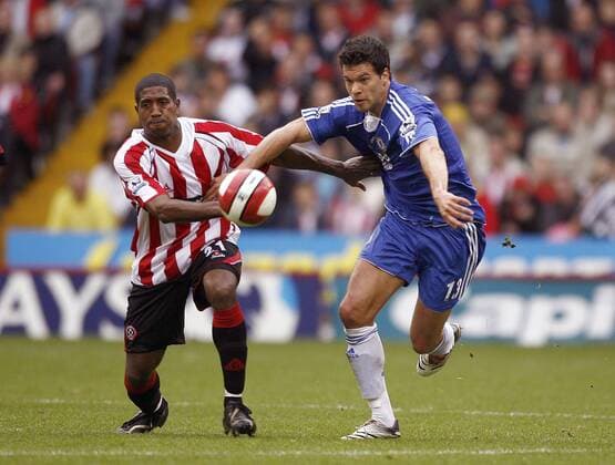 Michael Ballack (Chelsea, re.) gegen Mikele Leigertwood (Sheffield United) - EDITORIAL USE ONLY. No use with unauthorised audio, video, data, fixture lists, club league logos or live services. Online in-match use limited to 120 images, no video emulation. No use in betting, games or single club league player publications. Fußball Herren English Premier League 2006 2007, 1. Englische Liga, Sheffield United FC - Chelsea FC London 0:2 Gruppe Sheffield Dynamik, Fußball Herren English Premier League 2006 2007, 1. Englische Liga, Sheffield United FC - Chelsea FC London 0:2 Gruppe Sheffield Dynamik,