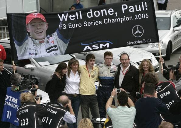 Well done, Paul! - Paul di Resta (Schottland Mercedes, Mitte) präsentiert sich in Hockenheim als Gesamtsieger der F3 EuroSeries 2006 den Fotografen Motorsport Herren Formel 3 Euro Series 2006, F3, F Euroseries Euroserie Totale Hockenheimring Hockenheim Motorsport Herren Formel 3 Euro Series 2006, F3, F Euroseries Euroserie Totale Hockenheimring Hockenheim