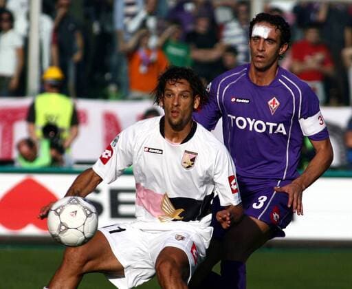 Amauri (li., Palermo) gegen Dario Dainelli (AC Florenz) -  Fußball Herren Serie A 2006 2007, 1. Italienische Liga, ACF Fiorentina - US Palermo 2:3, Vdig Gruppe Florenz Dynamik, Fußball Herren Serie A 2006 2007, 1. Italienische Liga, ACF Fiorentina - US Palermo 2:3, Vdig Gruppe Florenz Dynamik,