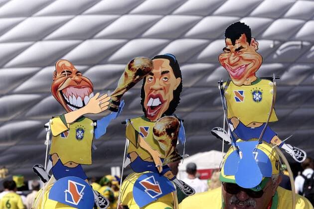 Die Pappfiguren Ronaldos, Ronaldinhos und Cafus schmücken die Köpfe brasilianischer Fans Fußball WM Herren WM 2006, Länderspiel, Nationalteam, Gruppe F, Brasilien Gruppe München Fußball WM Herren WM 2006, Länderspiel, Nationalteam, Gruppe F, Brasilien Gruppe München