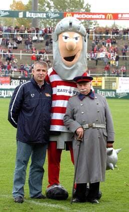 Präsident Dirk Zingler (li.) und Maskottchen Ritter Eisenheart (beide Union Berlin) begrüßen den Hauptmann von Köpenick (aka Schauspieler Jürgen Hilbrecht) als neues Ehrenmitglied Fußball Herren Regionalliga Nord 2006 2007, 3. Liga, 1. FC Union Berlin, Vorstellung, Präsentation Gruppe Berlin Fußball Herren Regionalliga Nord 2006 2007, 3. Liga, 1. FC Union Berlin, Vorstellung, Präsentation Gruppe Berlin