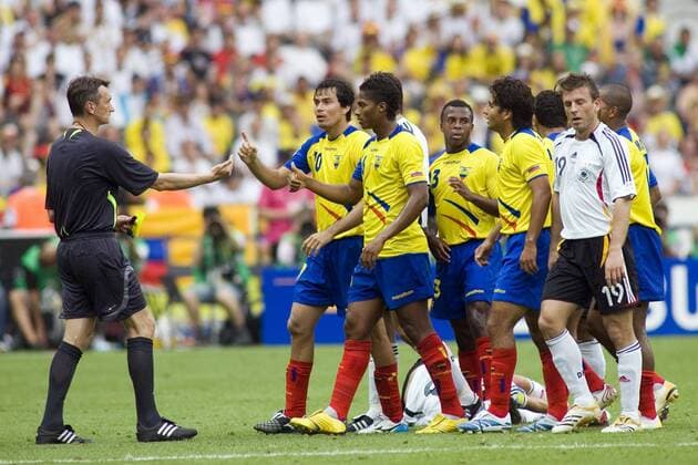 FIFA Schiedsrichter Valentin Ivanov (Rußland, li.) im Gespräch mit Ivan Kaviedes (2.v.li.) und Patricio Urrutia (3.v.li., beide Ecuador) Fußball WM Herren WM 2006, Länderspiel, Nationalteam, Gruppe A, Ecuador - Deutschland 0:3 Gruppe Berlin Fußball WM Herren WM 2006, Länderspiel, Nationalteam, Gruppe A, Ecuador - Deutschland 0:3 Gruppe Berlin