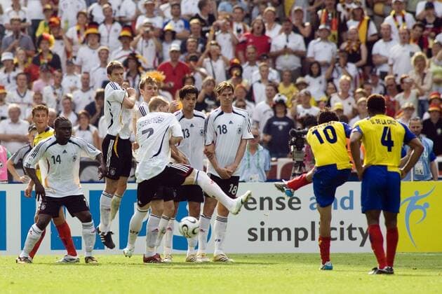 Ivan Kaviedes (Ecuador, 2.v.re.) schießt einen Freistoß in Richtung der deutschen Mauer : Tim Borowski (3.v.re.), Michael Ballack (4.v.re.), Bastian Schweinsteiger (5.v.re.), Per Mertesacker (4.v.li.), Arne Friedrich (3.v.li.) und .... Fußball WM Herren WM 2006, Länderspiel, Nationalteam, Gruppe A, Ecuador - Deutschland 0:3 Totale Berlin Fußball WM Herren WM 2006, Länderspiel, Nationalteam, Gruppe A, Ecuador - Deutschland 0:3 Totale Berlin