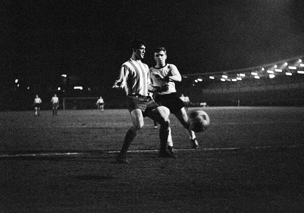 Alfred Schmidt (re., BVB) im Duell Fußball EC 2 Herren Europapokal der Pokalsieger 1965 1966, Borussia Dortmund - Atletico Madrid 1:0, Vdia, Vsw Gruppe Abend Abendspiel Flutlicht Flutlichtspiel Dortmund Dynamik, Fußball EC 2 Herren Europapokal der Pokalsieger 1965 1966, Borussia Dortmund - Atletico Madrid 1:0, Vdia, Vsw Gruppe Abend Abendspiel Flutlicht Flutlichtspiel Dortmund Dynamik,