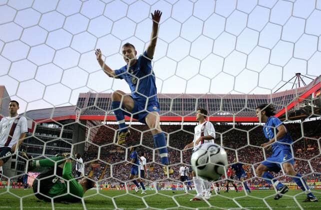 Daniele de Rossi (Italien, Mitte) fixiert den Ball im Netz -  Fußball WM Herren WM 2006, Länderspiel, Nationalteam, Nationaltrikot, Gruppe E Totale Kaiserslautern Dynamik, Fußball WM Herren WM 2006, Länderspiel, Nationalteam, Nationaltrikot, Gruppe E Totale Kaiserslautern Dynamik,