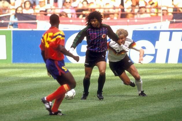 Typischer Ausflug - Torwart Rene Higuita (Kolumbien) mit dem Ball auf Abwegen, Rudi Völler (BR Deutschland) setzt energisch nach, daneben Luis Carlos Perea (Kolumbien) Fußball Länderspiel Herren WM 1990, Nationalmannschaft, Nationaltrikot, Gruppe D, BRD - Kolumbien 1:1 Gruppe Mailand Dynamik, Fußball Länderspiel Herren WM 1990, Nationalmannschaft, Nationaltrikot, Gruppe D, BRD - Kolumbien 1:1 Gruppe Mailand Dynamik,