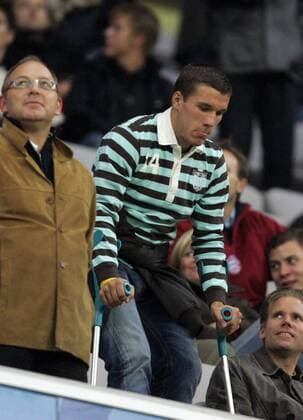 Lukas Podolski (Bayern) schaut wegen seiner Verletzung das Spiel von der Tribüne aus an Fußball EC 1 Herren Champions League 2006 2007, FC Bayern München - Sporting Lissabon 0:0 Einzelbild München Fußball EC 1 Herren Champions League 2006 2007, FC Bayern München - Sporting Lissabon 0:0 Einzelbild München