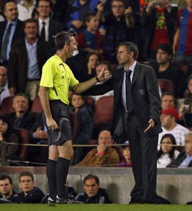 Trainer Jose Mourinho (Chelsea) diskutiert mit Schiedsrichter Stefano Farina (Italien) - EDITORIAL USE ONLY. No use with unauthorised audio, video, data, fixture lists, club league logos or live services. Online in-match use limited to 120 images, no video emulation. No use in betting, games or single club league player publications. Fußball EC 1 Herren Champions League 2006 2007, Chelsea FC London Gruppe Barcelona Fußball EC 1 Herren Champions League 2006 2007, Chelsea FC London Gruppe Barcelona