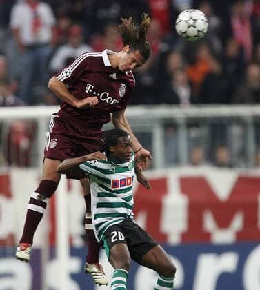 Martin Demichelis (Bayern, li.) überflügelt Yannick Djalo (Sporting Lissabon) beim Kopfballduell Fußball EC 1 Herren Champions League 2006 2007, FC Bayern München - Sporting Lissabon 0:0 Gruppe München Dynamik, Höhe, Überlegenheit, Fußball EC 1 Herren Champions League 2006 2007, FC Bayern München - Sporting Lissabon 0:0 Gruppe München Dynamik, Höhe, Überlegenheit,