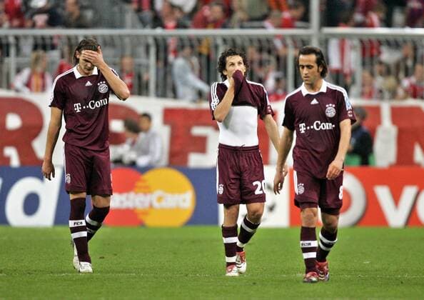Ali Karimi (li.), Hasan Salihamidzic (Mitte) und Daniel van Buyten (alle Bayern) nachdenklich nach Spielende Fußball EC 1 Herren Champions League 2006 2007, FC Bayern München Gruppe München Enttäuschung, Fußball EC 1 Herren Champions League 2006 2007, FC Bayern München Gruppe München Enttäuschung,