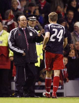 Trainer Rafael Benitez im Gespräch mit Steven Gerrard (beide Liverpool) - EDITORIAL USE ONLY. No use with unauthorised audio, video, data, fixture lists, club league logos or live services. Online in-match use limited to 120 images, no video emulation. No use in betting, games or single club league player publications. Fußball EC 1 Herren Champions League 2006 2007, FC Liverpool Gruppe Liverpool Fußball EC 1 Herren Champions League 2006 2007, FC Liverpool Gruppe Liverpool