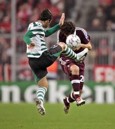 Hasan Salihamidzic (Bayern, re.) schreckt vor Marco Caneira (Sporting Lissabon) zusammen Fußball EC 1 Herren Champions League 2006 2007, FC Bayern München - Sporting Lissabon 0:0 Gruppe München Dynamik, Kampf, Fußball EC 1 Herren Champions League 2006 2007, FC Bayern München - Sporting Lissabon 0:0 Gruppe München Dynamik, Kampf,