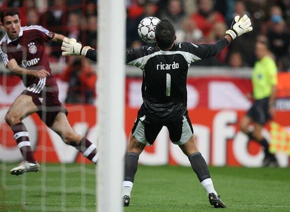 Torwart Ricardo (Sporting Lissabon, re.) hält gegen Roy Makaay (Bayern) Fußball EC 1 Herren Champions League 2006 2007, FC Bayern München - Sporting Lissabon 0:0 Gruppe München Fußball EC 1 Herren Champions League 2006 2007, FC Bayern München - Sporting Lissabon 0:0 Gruppe München