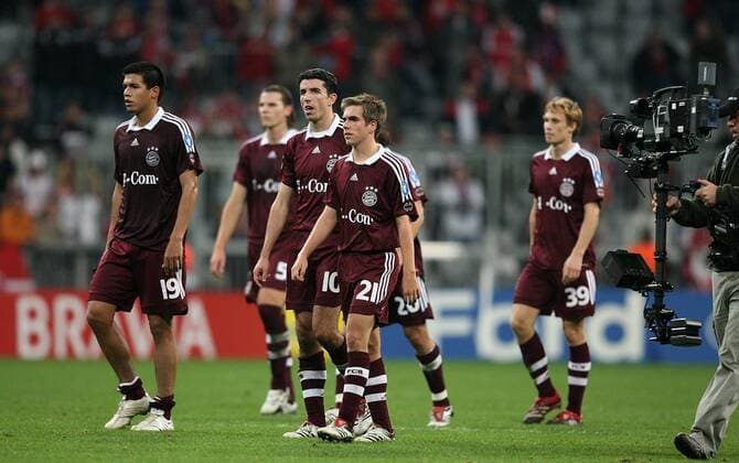 Bayerns Spieler schleichen enttäuscht vom Platz, u. a.: Philipp Lahm (2. v. re.), Roy Makaay (Mitte) und Julio dos Santos (li.) Fußball EC 1 Herren Champions League 2006 2007, FC Bayern München Gruppe München Fußball EC 1 Herren Champions League 2006 2007, FC Bayern München Gruppe München