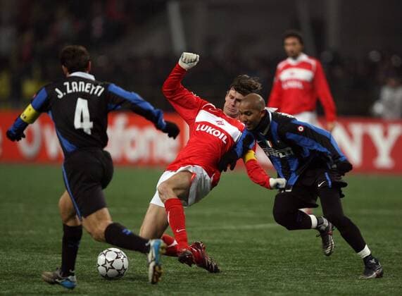 Egor Titov (Spartak Moskau, Mitte) gegen Olivier Dacourt (Inter) -  Fußball EC 1 Herren Champions League 2006 2007, Spartak Moskau - FC Internazionale Mailand 0:1 Gruppe Moskau Dynamik, Fußball EC 1 Herren Champions League 2006 2007, Spartak Moskau - FC Internazionale Mailand 0:1 Gruppe Moskau Dynamik,