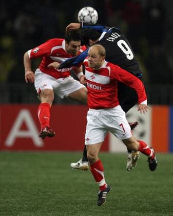 Denis Boyarintsev (Spartak Moskau, vorn) gegen Julio Ricardo Cruz (Inter) -  Fußball EC 1 Herren Champions League 2006 2007, Spartak Moskau - FC Internazionale Mailand 0:1 Gruppe Moskau Dynamik, Höhe, Fußball EC 1 Herren Champions League 2006 2007, Spartak Moskau - FC Internazionale Mailand 0:1 Gruppe Moskau Dynamik, Höhe,