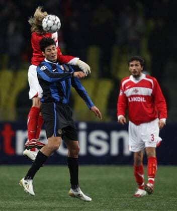 Julio Ricardo Cruz (Inter, vorn) im Kopfballduell -  Fußball EC 1 Herren Champions League 2006 2007, Spartak Moskau - FC Internazionale Mailand 0:1 Gruppe Moskau Dynamik, Fußball EC 1 Herren Champions League 2006 2007, Spartak Moskau - FC Internazionale Mailand 0:1 Gruppe Moskau Dynamik,