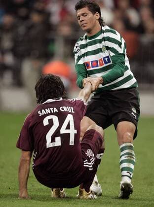 Anderson Polga (Sporting Lissabon, re.) hilft Roque Santa Cruz (Bayern) Fußball EC 1 Herren Champions League 2006 2007, FC Bayern München - Sporting Lissabon Gruppe München Harmonie, Fußball EC 1 Herren Champions League 2006 2007, FC Bayern München - Sporting Lissabon Gruppe München Harmonie,