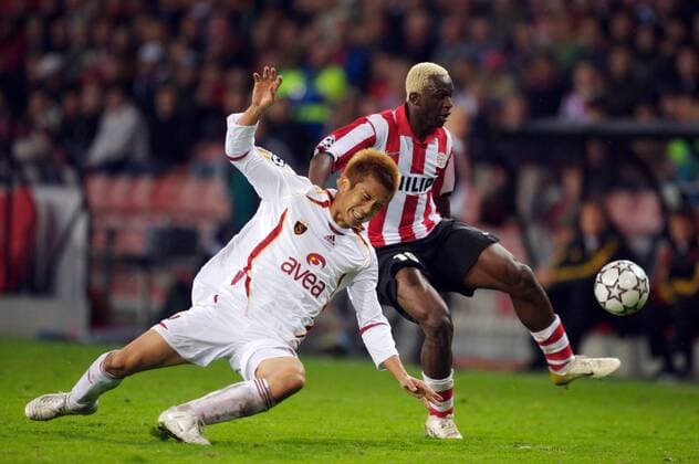 Arouna Kone (Eindhoven, re.) gegen Junichi Inamoto (Galatasaray) Fußball EC 1 Herren Champions League 2006 2007, PSV Eindhoven - Galatasaray Istanbul 2:0 Gruppe Eindhoven Dynamik, Fußball EC 1 Herren Champions League 2006 2007, PSV Eindhoven - Galatasaray Istanbul 2:0 Gruppe Eindhoven Dynamik,