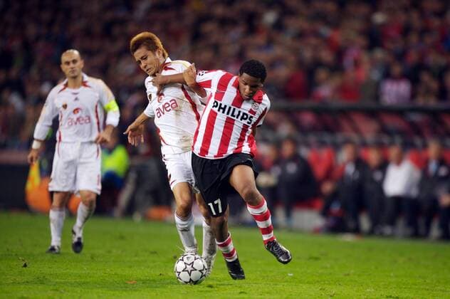 Jefferson Farfan (Eindhoven, re.) gegen Junichi Inamoto (Galatasaray) Fußball EC 1 Herren Champions League 2006 2007, PSV Eindhoven - Galatasaray Istanbul 2:0 Gruppe Eindhoven Dynamik, Fußball EC 1 Herren Champions League 2006 2007, PSV Eindhoven - Galatasaray Istanbul 2:0 Gruppe Eindhoven Dynamik,