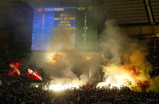 Fans von Spartak Moskau sorgen mit Bengalfeuer für eine angeheizte Atmosphäre -  Fußball EC 1 Herren Champions League 2006 2007, Spartak Moskau Totale Moskau Fußball EC 1 Herren Champions League 2006 2007, Spartak Moskau Totale Moskau
