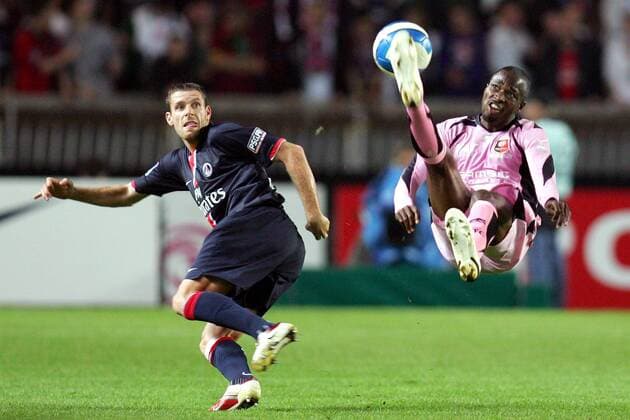 John Utaka (Rennes, re.) - Fallrückzieher, daneben Sylvain Armand (Paris St. Germain) -  (pan 16994) Fußball Herren Ligue 1 2006 2007, 1. Französische Liga, Paris Saint Germain - Stade Rennais 1:0, PSG, Rennes Gruppe Paris Dynamik, Fußball Herren Ligue 1 2006 2007, 1. Französische Liga, Paris Saint Germain - Stade Rennais 1:0, PSG, Rennes Gruppe Paris Dynamik,  