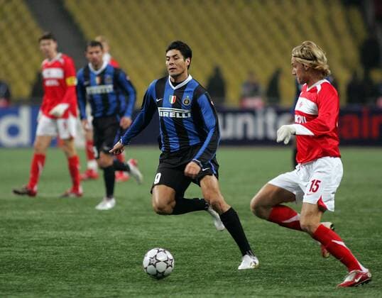 Julio Ricardo Cruz (Inter, li.) gegen Radoslav Kovac (Spartak Moskau) -  Fußball EC 1 Herren Champions League 2006 2007, Spartak Moskau - FC Internazionale Mailand 0:1 Gruppe Moskau Dynamik, Fußball EC 1 Herren Champions League 2006 2007, Spartak Moskau - FC Internazionale Mailand 0:1 Gruppe Moskau Dynamik,