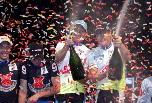 Erik Zabel (Deutschland, 3.v.li.) und Bruno Risi (Schweiz) lassen anlässlich ihres Erfolges beim 65. Dortmunder Sechstagerennen 2006 die Korken knallen Radsport Herren 65. Dortmunder 6 Tage Rennen 2006, Sechstagerennen, Sechstage, Sechs, SixDays, Six Days, Rad Gruppe Champagnerflasche, Sektflasche, Konfetti Dortmund, Konfettiregen Begeisterung, Freude, Radsport Herren 65. Dortmunder 6 Tage Rennen 2006, Sechstagerennen, Sechstage, Sechs, SixDays, Six Days, Rad Gruppe Champagnerflasche, Sektflasche, Konfetti Dortmund, Konfettiregen Begeisterung, Freude,