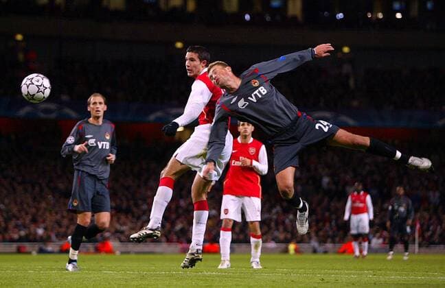Vassili Berezoutski (ZSKA Moskau, re.) gegen Robin van Persie (Arsenal) -  Fußball Herren Champions League 2006 2007, Arsenal FC London - CSKA Moskau, Vdig Gruppe London Fußball Herren Champions League 2006 2007, Arsenal FC London - CSKA Moskau, Vdig Gruppe London