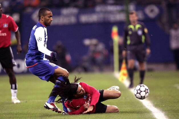 Jose Bosingwa (FC Porto, li.) gegen Juan Pablo Sorin (HSV) Fußball EC 1 Herren Champions League 2006 2007, Hamburger SV - FC Porto, vdig Gruppe Hamburg Dynamik, Fußball EC 1 Herren Champions League 2006 2007, Hamburger SV - FC Porto, vdig Gruppe Hamburg Dynamik,