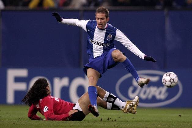 Juan Pablo Sorin (HSV, li.) gegen Raul Meireles (Porto) Fußball EC 1 Herren Champions League 2006 2007, Hamburger SV - FC Porto Gruppe Hamburg Dynamik, Kampf, Fußball EC 1 Herren Champions League 2006 2007, Hamburger SV - FC Porto Gruppe Hamburg Dynamik, Kampf,