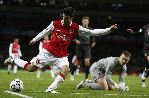 Cesc Fabregas (Arsenal, li.) am Ball, Torwart Igor Akinfeev (ZSKA Moskau) schaut zu - EDITORIAL USE ONLY. No use with unauthorised audio, video, data, fixture lists, club league logos or live services. Online in-match use limited to 120 images, no video emulation. No use in betting, games or single club league player publications. Fußball EC 1 Herren Champions League 2006 2007, Arsenal FC London - CSKA Moskau, Vdig Gruppe London Fußball EC 1 Herren Champions League 2006 2007, Arsenal FC London - CSKA Moskau, Vdig Gruppe London
