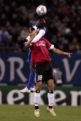 Danijel Ljuboja (HSV, li.) gegen Paulo Assuncao (Porto) Fußball EC 1 Herren Champions League 2006 2007, Hamburger SV - FC Porto Gruppe Hamburg Dynamik, Kampf, Fußball EC 1 Herren Champions League 2006 2007, Hamburger SV - FC Porto Gruppe Hamburg Dynamik, Kampf,