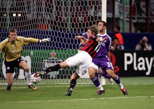 Dario Simic (Milan, Mitte) gegen Torwart Daniel Zitka (Anderlecht, li.) - Fußball EC 1 Herren Champions League 2006 2007, AC Mailand - RSC Anderlecht 4:1 Gruppe Mailand Dynamik, Fußball EC 1 Herren Champions League 2006 2007, AC Mailand - RSC Anderlecht 4:1 Gruppe Mailand Dynamik,