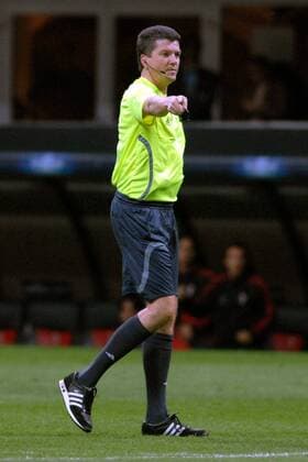 FIFA Schiedsrichter Herbert Fandel (Deutschland) gibt die Richtung vor - Fußball EC 1 Herren Champions League 2006 2007 Einzelbild Mailand Fußball EC 1 Herren Champions League 2006 2007 Einzelbild Mailand