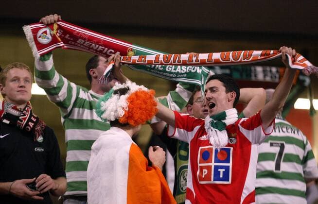 Fans von Benfica Lissabon und Celtic Glasgow präsentieren ihre Fanschals -  Fußball EC 1 Herren Champions League 2006 2007, SL Benfica Lissabon - Celtic Glasgow 3:0 Gruppe Lissabon Fußball EC 1 Herren Champions League 2006 2007, SL Benfica Lissabon - Celtic Glasgow 3:0 Gruppe Lissabon
